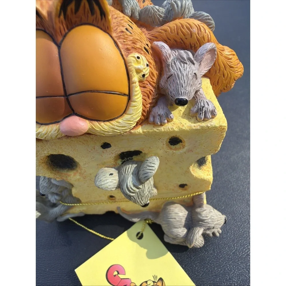 RARE Westland 2349 Paws Garfield Cat Sitting On Top Of The World Music Box Works
